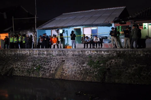 Cảnh sát điều tra tại hiện trường vụ nổ ở Bandung, Tây Java, Indonesia ngày 8/7. (Nguồn: EPA/TTXVN)