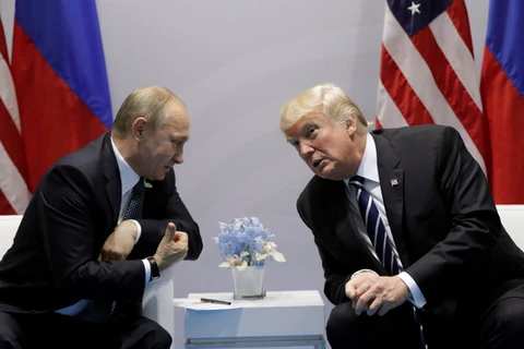 Tổng thống Mỹ Trump gặp người đồng cấp Nga Putin. (Nguồn: Business Insider)