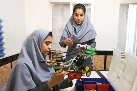 Đội nữ sinh Afghanistan tham gia cuộc thi chế tạo robot. (Nguồn: Reuters)