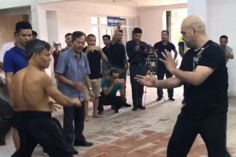 Màn so tài chóng vánh giữa cao thủ Karate Đoàn Bảo Châu và cao thủ Vịnh Xuân Pierre Flores.