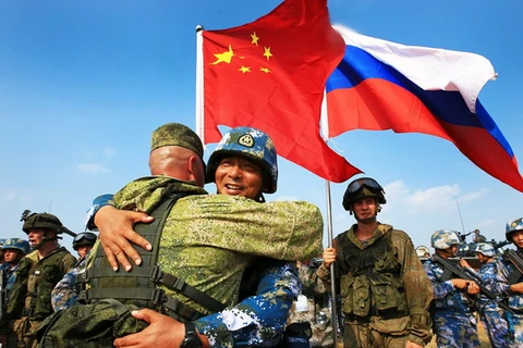 Lực lượng quân đội Nga-Trung Quốc. (Nguồn: AP)