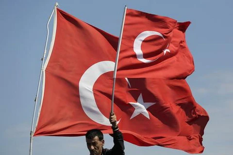 Một người dân cầm quốc kỳ Thổ Nhĩ Kỳ. (Nguồn: AP)