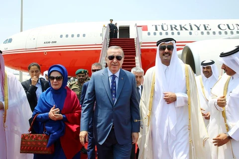 Quốc vương nước này Sheikh Tamim bin Hamad Al-Thani đã đón chào ông Erdogan tại Doha. (Nguồn: Reuters)