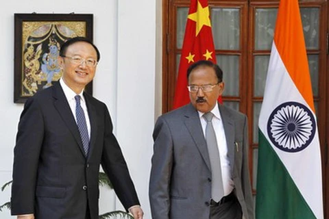 Cố vấn an ninh quốc gia Ấn Độ Ajit Doval và Ủy viên Quốc vụ Trung Quốc Dương Khiết Trì. (Nguồn: Reuters)