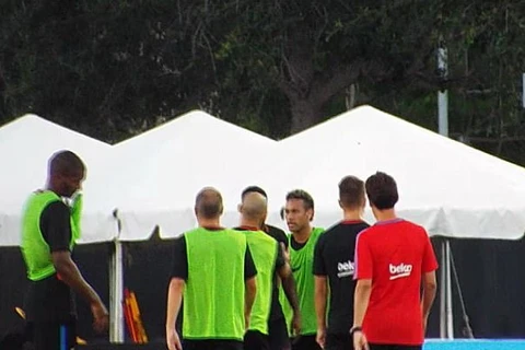 Neymar xô xát với đồng đội ngya trên sân tập. (Nguồn: Daily Mail)