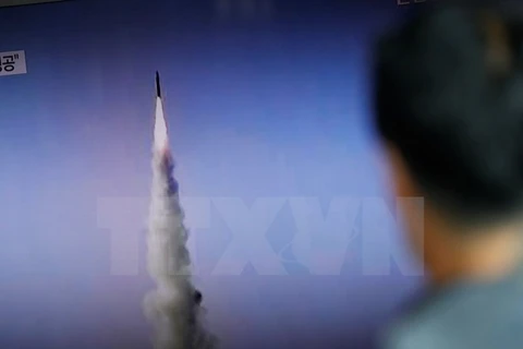 Một vụ thử tên lửa của Triều Tiên được phát trên truyền hình ở Seoul ngày 22/5. (Nguồn: EPA/TTXVN)