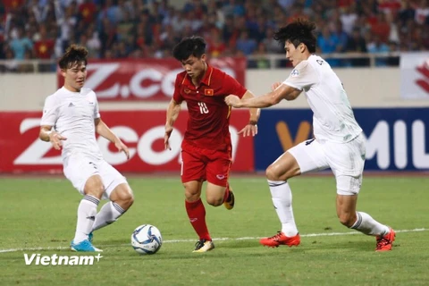 Công Phượng tự tin đi bóng trước các cầu thủ Hàn Quốc. (Ảnh: Minh Chiến/Vietnam+)