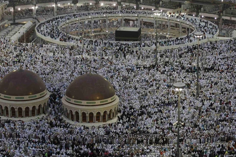 Các tín đồ Hồi giáo cầu nguyện tại Thánh địa Mecca. (Nguồn: AP)