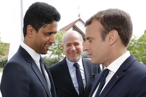 Tổng thống Pháp Macron chúc mừng chủ tịch PSG Nasser al-Khaleifi. (Nguồn: gazette.com)