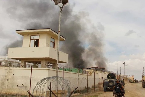 Hình ảnh một căn cứ quân sự ở Afghanistan bị tấn công. (Nguồn: dawn.com)