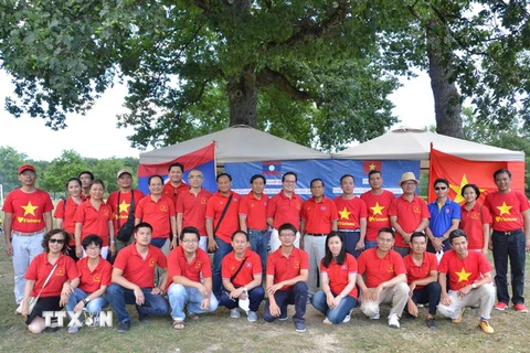 Các cán bộ, nhân viên ngoại giao Việt Nam và Lào tại Geneva và Berne chụp ảnh lưu niệm. (Ảnh: Hoàng Hoa​/TTXVN)