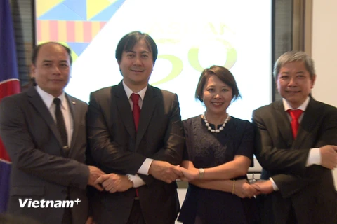 Đại sứ Cao Trần Quốc Hải (ngoài cùng bên phải) chụp ảnh lưu niệm cùng đại sứ các nước. (Ảnh: Việt Thắng/Vietnam+)