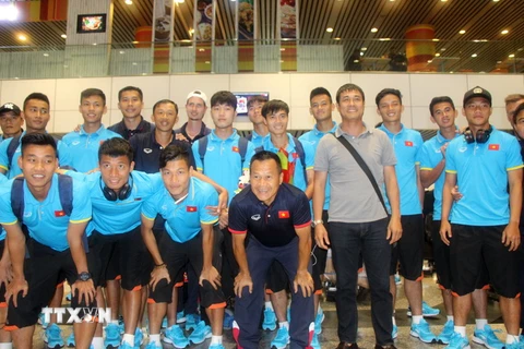 Cầu thủ và ban huấn luyện U22 Việt Nam chụp ảnh lưu niệm tại Kuala Lumpur. (Ảnh: Hoàng Nhương/TTXVN)
