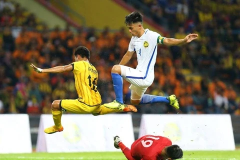 Một pha tranh chấp giữa cầu thủ U22 Malaysia và U22 Brunei.