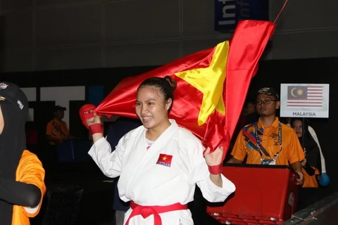Hồng Anh xuất sắc giành HCV đầu tiên cho tuyển Karatedo. (Nguồn: Tuoitre.vn)