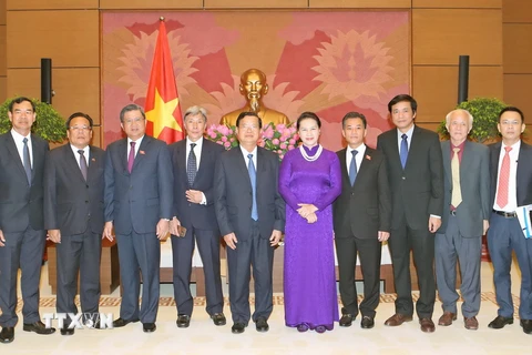 Chủ tịch Quốc hội Nguyễn Thị Kim Ngân và các đại biểu chụp ảnh lưu niệm. (Ảnh: Doãn Tấn/TTXVN)