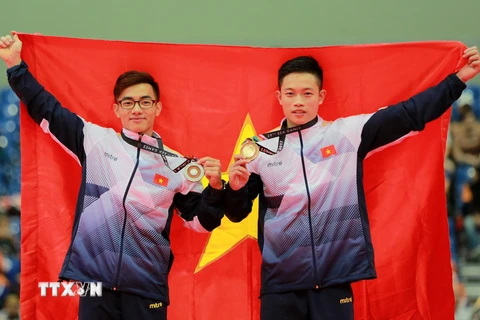 Đặng Nam và Phạm Phước Hưng trên bục nhận huy chương. (Ảnh: Quốc Khánh/TTXVN)
