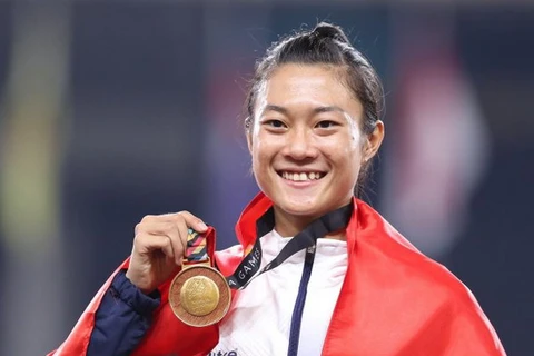 Tú Chinh trên bục nhận huy chương vàng. (Nguồn: Tuoitre)