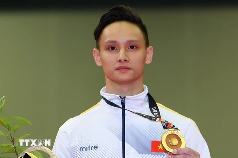 VĐV Đinh Phương Thành nhận huy chương vàng. (Ảnh: Quốc Khánh/TTXVN)