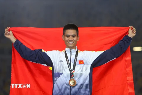 Vận động viên Dương Văn Thái nhận huy chương vàng. (Ảnh: Quốc Khánh/TTXVN)