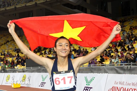 Vận động viên Lê Tú Chinh ăn mừng sau khi về đích đoạt huy chương vàng. (Ảnh: Quốc Khánh/TTXVN)