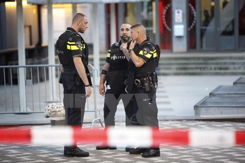 Cảnh sát phong tỏa khu vực phòng hòa nhạc Maassilo tại Rotterdam, Hà Lan ngày 23/8 sau khi có đe dọa khủng bố. (Nguồn: AFP/TTXVN)