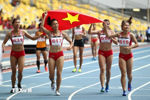 Đội tuyển điền kinh nữ Việt Nam ăn mừng sau khi về đích với chiếc HCV 4x100m. (Ảnh: Quốc Khánh/TTXVN)