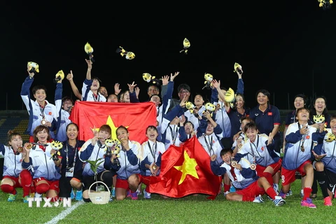 Tuyển bóng đá nữ giành HCV SEA Games 29. (Ảnh: Quốc Khánh/TTXVN)