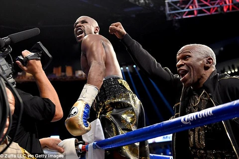 Floyd Mayweather hạ knock-out đối thủ. (Nguồn: Getty Images)