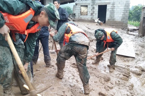 Tìm kiếm nạn nhân trong 1 vụ lở đất. (Nguồn: South China Morning Post)