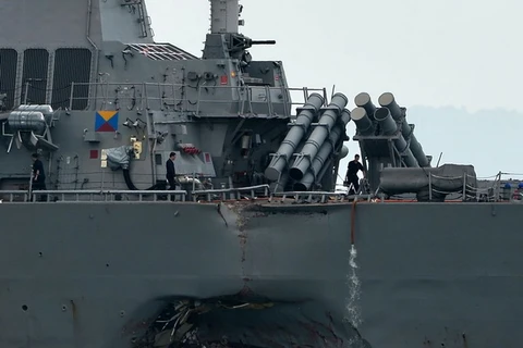 Một bên thân Tàu USS John S. McCain bị hư hỏng sau vụ va chạm. (Nguồn: Reuters)