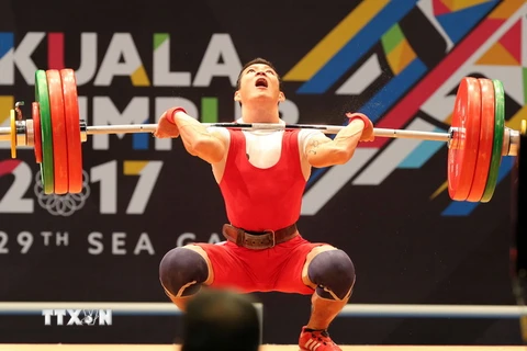VĐV Thạch Kim Tuấn thi đấu chung kết nội dung Cử tạ hạng 56 kg nam. (Ảnh: Quốc Khánh/TTXVN)