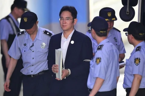 Công tố viên đòi tăng án phạt với ông Lee Jae-yong (áo đen). (Nguồn: AFP)