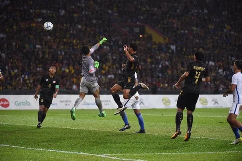 Thủ môn U22 Malaysia đấm bóng về lưới nhà giúp U22 Thái Lan giành chiến thắng.