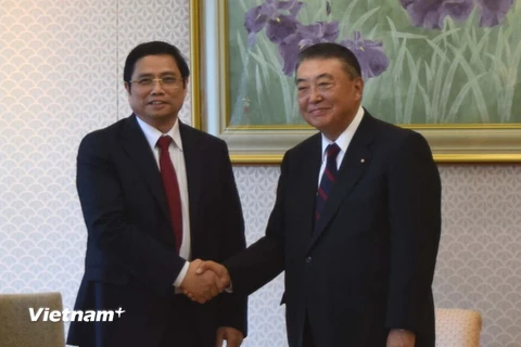 Trưởng Ban Tổ chức trung ương Phạm Minh Chính gặp Chủ tịch Hạ viện Nhật Bản. (Ảnh: Cẩm Tuyến/Vietnam+)