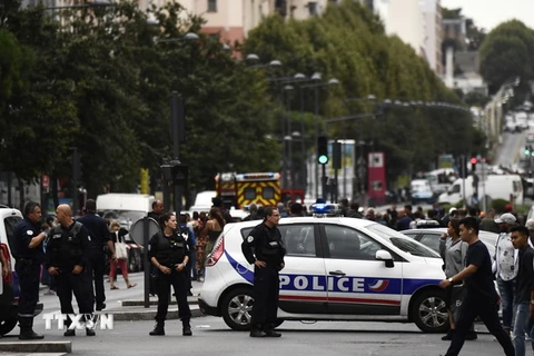 Cảnh sát phong tỏa một con phố ở Villejuif trong chiến dịch chống khủng bố ngày 6/9. (Nguồn: AFP/TTXVN)