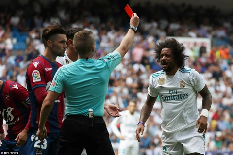 Marcelo lĩnh thẻ đỏ trực tiếp sau pha đạp vào người cầu thủ Levante. (Nguồn: Reuters)
