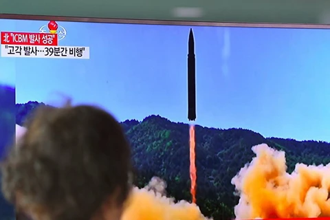 Hình ảnh Triều Tiên phóng tên lửa được chiếu trên truyền hình. (Nguồn: AFP)