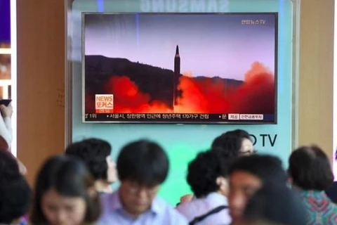 Truyền hình đưa tin vụ phóng tên lửa của Triều Tiên. (Nguồn: AFP)