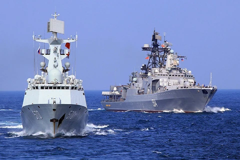 Tàu chiến tham gia cuộc tập trận chung mang tên Phối hợp trên biển 2017. (Nguồn: RT.com)