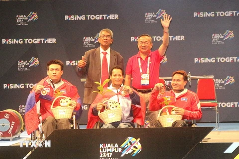 Lê Văn Công (giữa) nhận huy chương vàng tại ASEAN Para Games 2017. (Ảnh: Hoàng Nhương/TTXVN)
