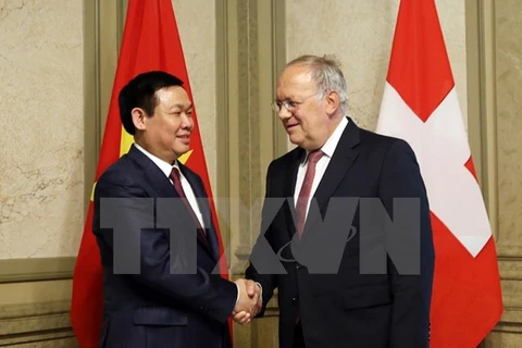 Phó Thủ tướng Vương Đình Huệ gặp, làm việc với ông Johann Schneider-Ammann, Bộ trưởng Kinh tế, Đào tạo và Nghiên cứu Thụy Sĩ. (Ảnh: Hoàng Hoa/TTXVN)