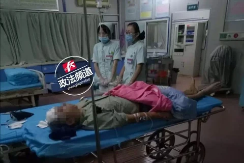 Người chồng phải nhập viện sau khi bị nhóm côn đồ đánh. (Nguồn: shanghaiist.com)