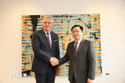 Phó Thủ tướng Vương Đình Huệ gặp Phó Thủ tướng kiêm Bộ trưởng Việc làm và Kinh tế Bỉ Kris Peeters. (Ảnh : Kim Chung/TTXVN)