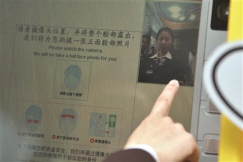 Trung Quốc sử dụng cây ATM nhận dạng khuôn mặt. (Nguồn: Daily Mail)