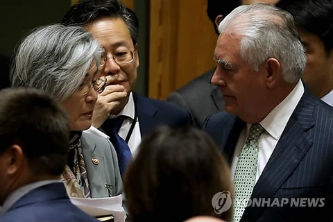 Ngoại trưởng Hàn Quốc Kang Kyung-wha gặp người đồng cấp Rex Tillerson của Mỹ. (Nguồn: Yonhap)