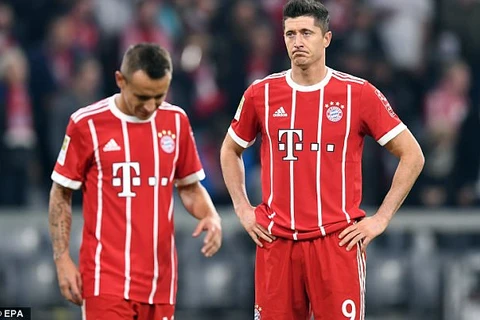Cầu thủ Bayern thất vọng khi chỉ giành được kết quả hòa ngay trên sân nhà. (Nguồn: EPA)