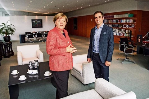 Thủ tướng Đức Angela Merkel đón tiếp Philipp Lahm.
