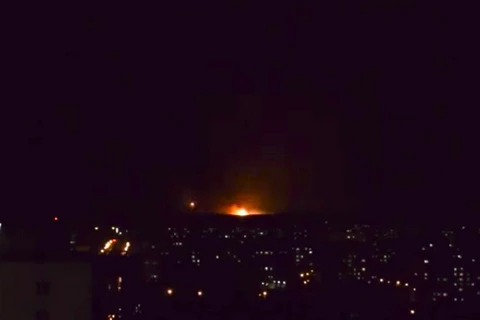 Lửa bùng lên ở nơi xảy ra vụ nổ. (Nguồn: kyivpost.com)