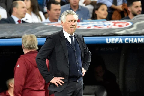 Carlo Ancelotti bất lực nhìn Bayern thảm bại trước khi bị sa thải. (Nguồn: independent)